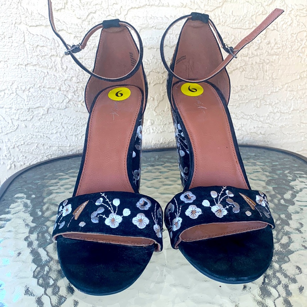 Size 9 Embroidered high heel sandal